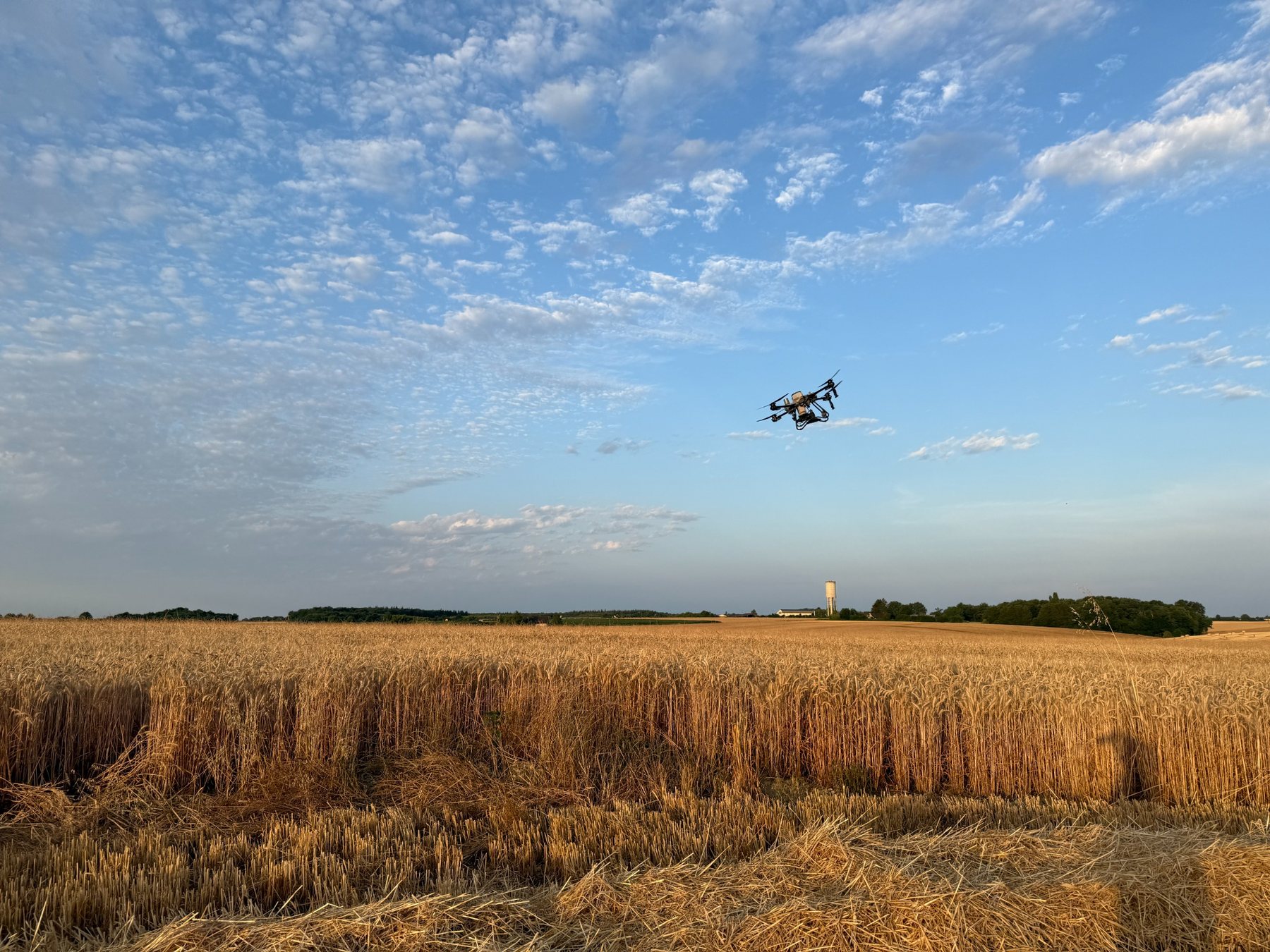 Drone agricole en mission au-dessus d'une parcelle.