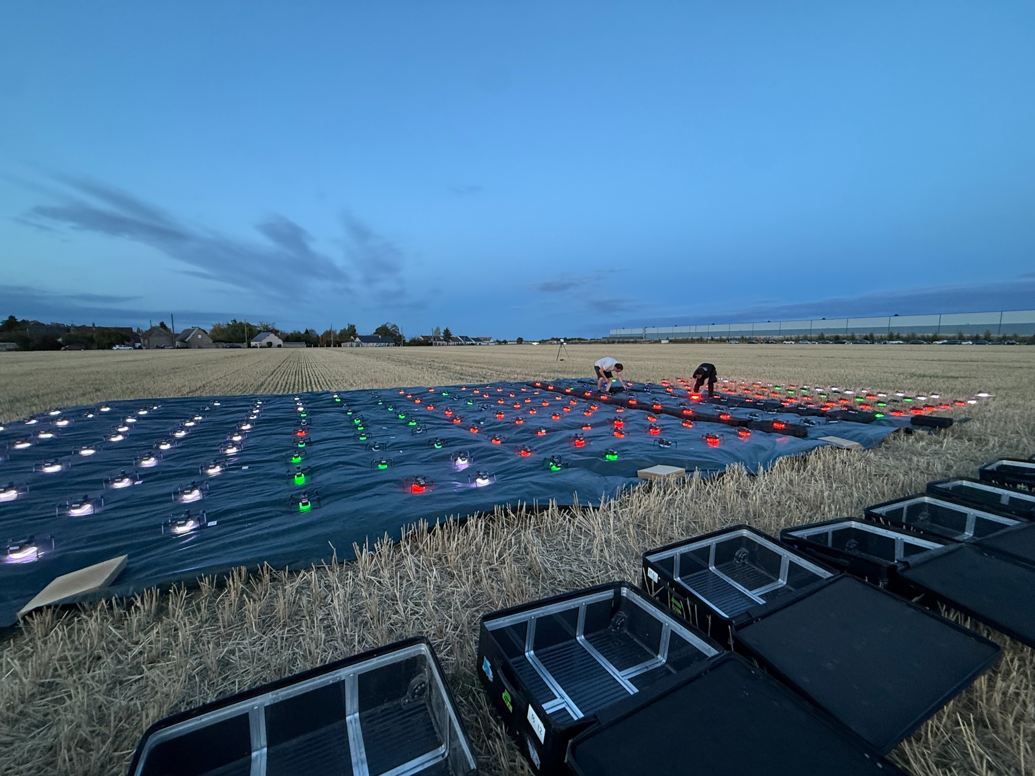 Préparation au sol d’un spectacle de drones